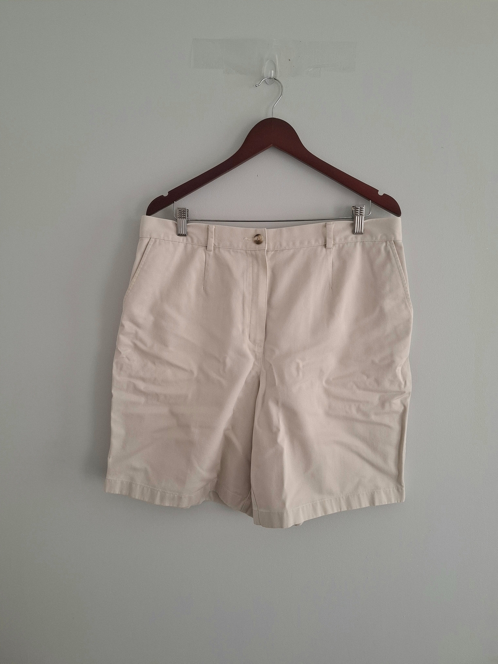 L.L. Bean Cream Flat-Front Women’s Bermuda Shorts SZ 18
